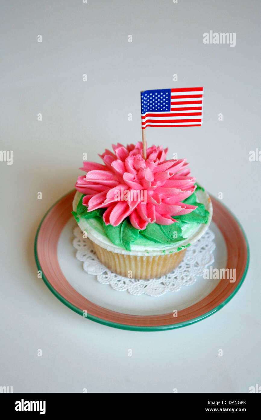 leckere, bunte Cupcake mit amerikanischen Flagge an der Spitze Stockfoto