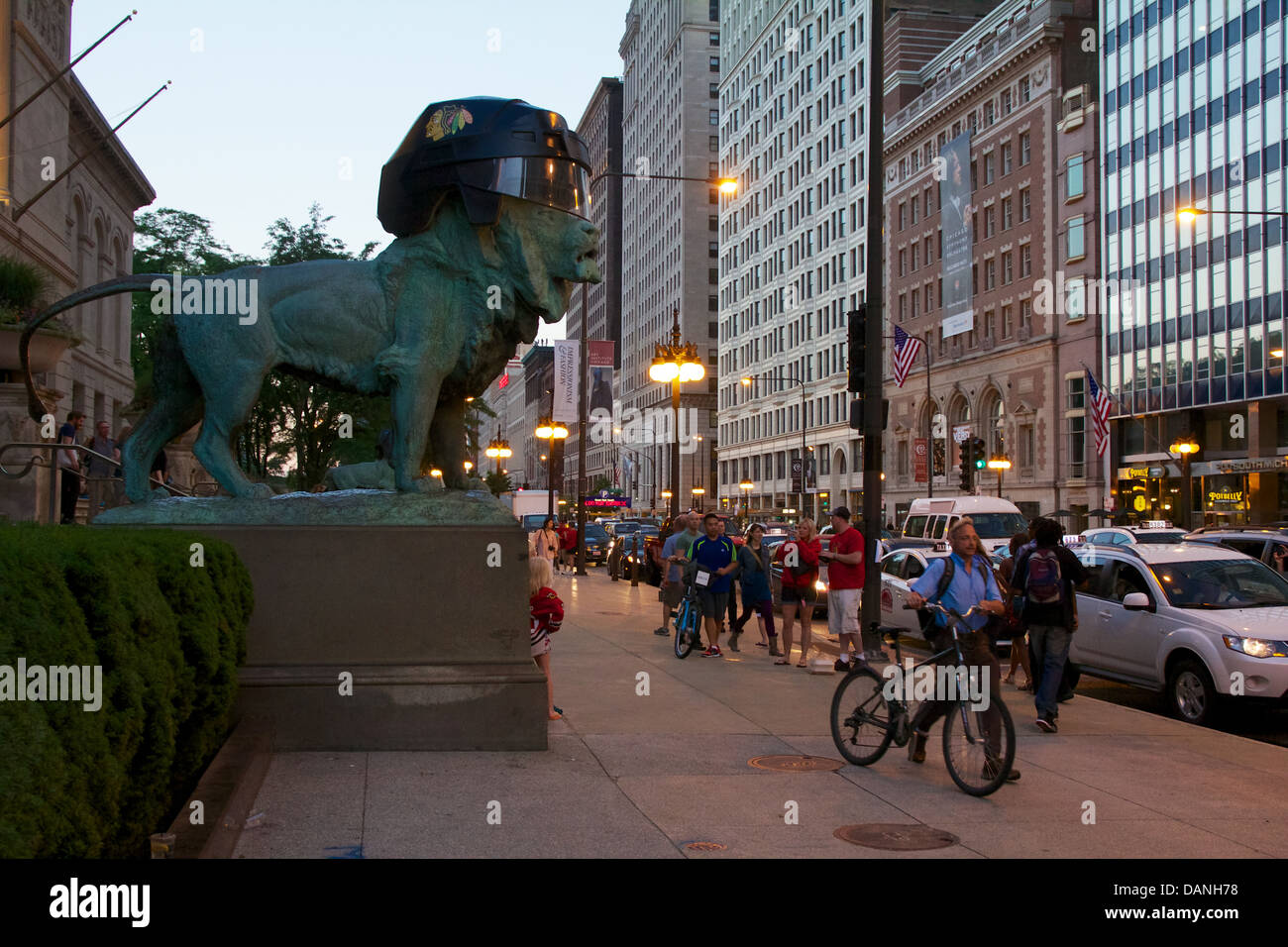 Kunstinstitut Löwenstatue Blackhawks Eishockey Helm zu tragen. Stockfoto