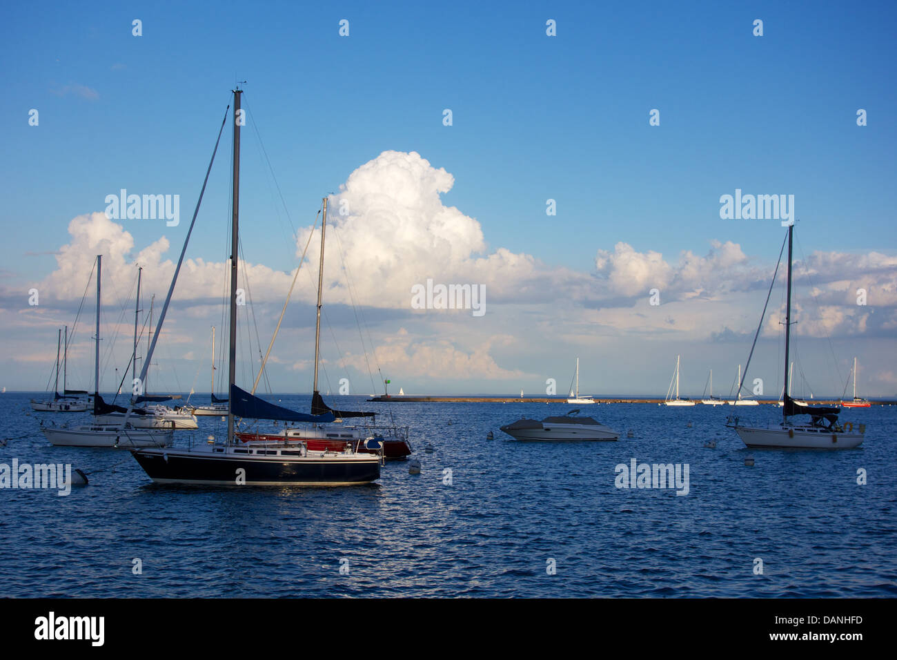 Sportboote vor Anker. Monroe Harbor, Chicago, Illinois. Stockfoto