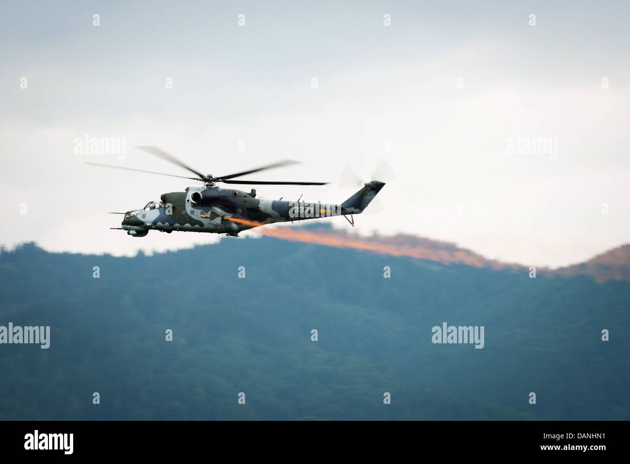 Dynamische Anzeige der Mil Mi-24 von tschechischen Luftwaffe bei Airpower 2013 Airshow in Zeltweg, Österreich, 28. Juni 2013 Stockfoto