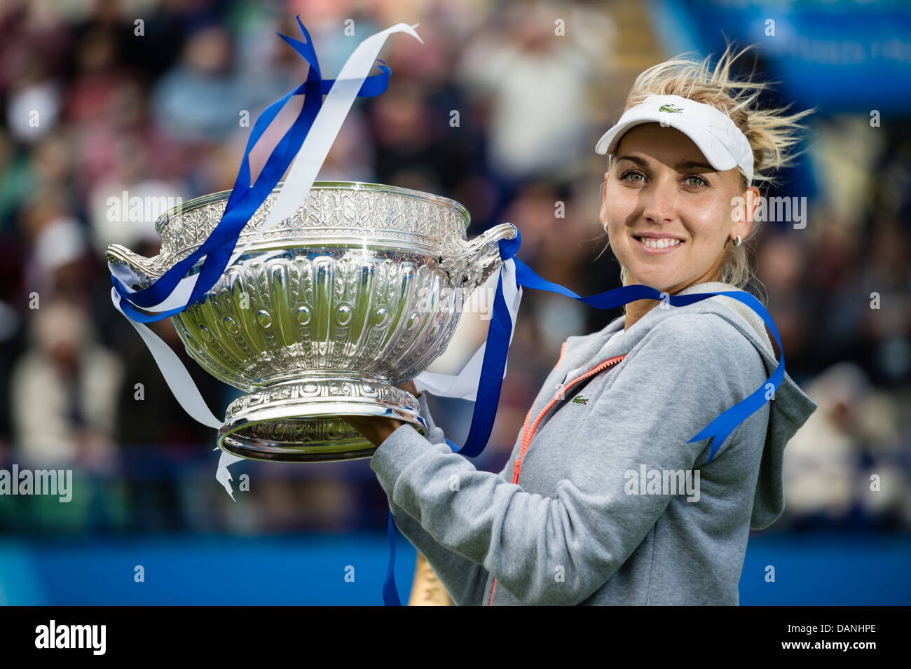 Vesnina von Russland mit Aegon Frauen singles Siegerpokal. Stockfoto