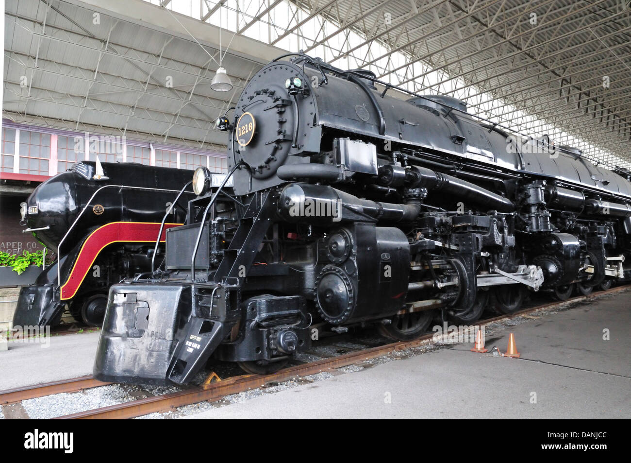 Norfolk und Western-Klasse J 611 und Klasse A 1218 Dampflokomotiven im Virginia Museum of Transportation, Roanoke Stockfoto