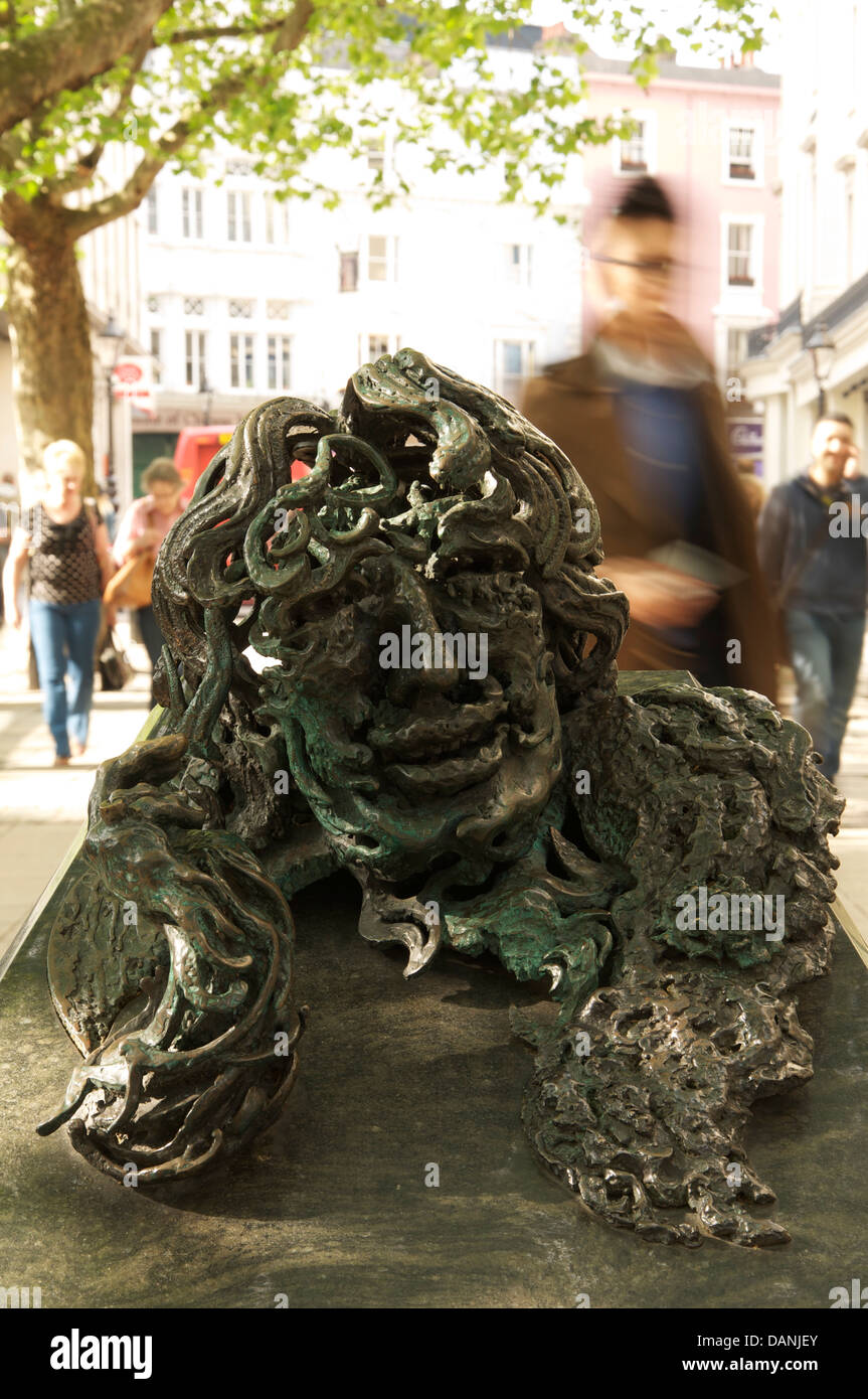 Bronze und Granit Skulptur "Gespräch mit Oscar Wilde" made by Maggi Hambling. Menschen hetzen vorbei zur Charing Cross Station. London, UK. Stockfoto