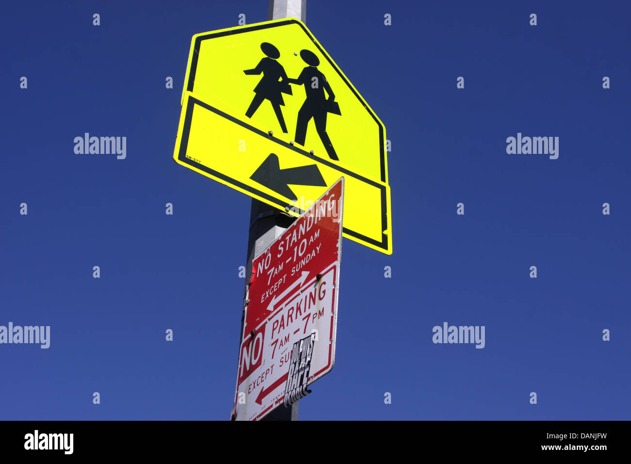 Straßenschild am blauen Himmel Stockfoto