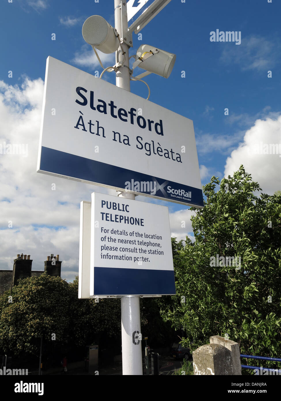 Mehrsprachige Zeichen in Slateford Bahnhof in Edinburgh Schottland, Vereinigtes Königreich Stockfoto