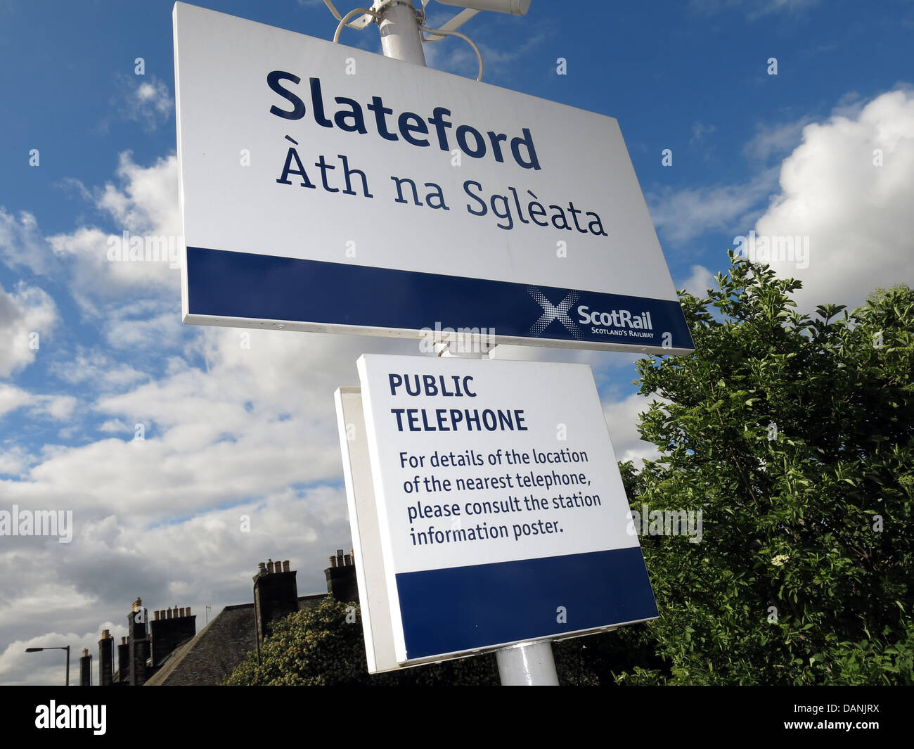 Mehrsprachige Zeichen in Slateford Bahnhof in Edinburgh Schottland, Vereinigtes Königreich Stockfoto