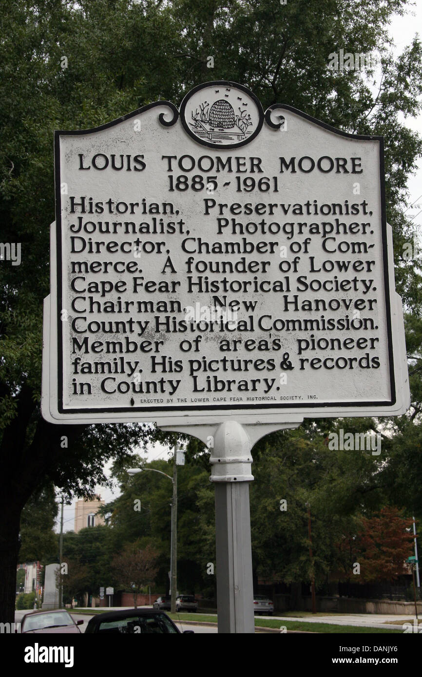 LOUIS TOOMER MOORE (1885-1961) Historiker, Denkmalpfleger, Journalist, Fotograf. Direktor der Handelskammer. Einer der Gründer der unteren Cape Fear Historical Society. Vorsitzender des New Hanover County Historikerkommission. Mitglied des Gebiets Pionierfamilie. Seine Bilder & Datensätze in Grafschaft-Bibliothek. Errichtet von der unteren Kap der Angst historische Society, Inc. Stockfoto