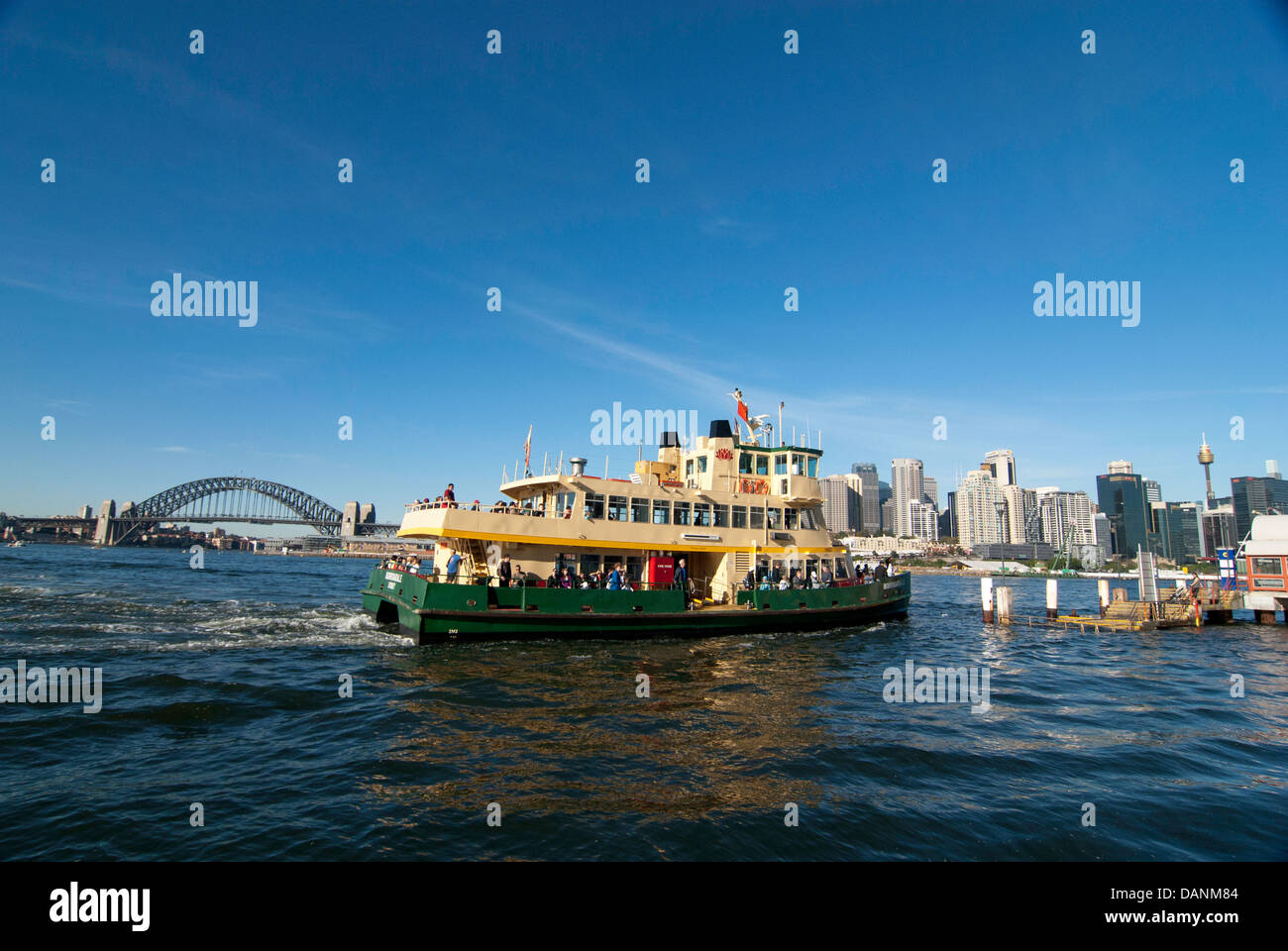 Sydney Harbour ferry nahenden Balmain East Wharf, Sydney, Australien Stockfoto