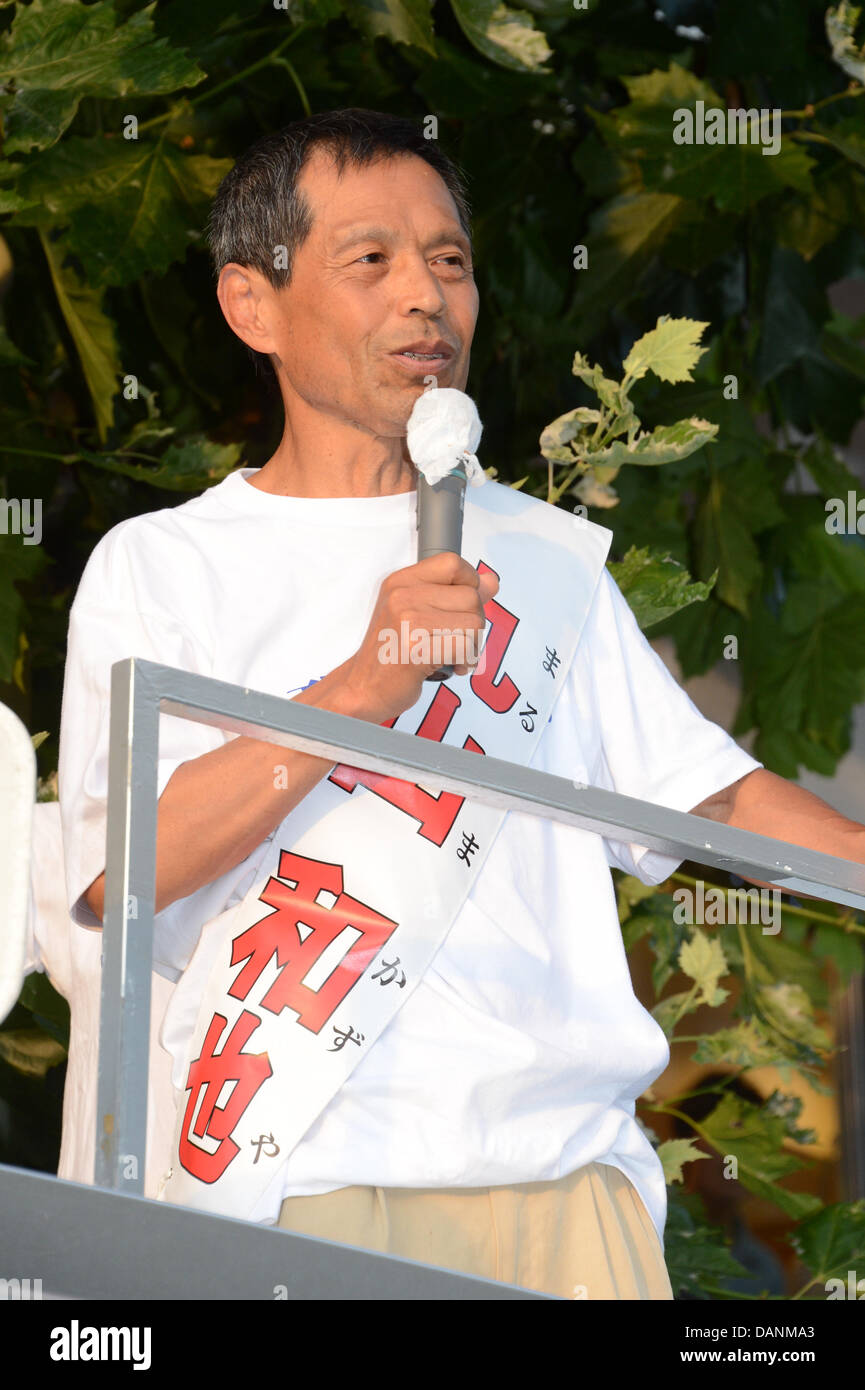 Tokio, Japan. 16. Juli 2013. Kazuya Maruyama, 67, Kandidat der regierenden Liberal-Demokratischen Partei hält eine Rede bei einem Oberhaus Kampagne Wahlveranstaltung in Tokio auf Dienstag, 16. Juli 2013. Bildnachweis: AFLO/Alamy Live-Nachrichten Stockfoto