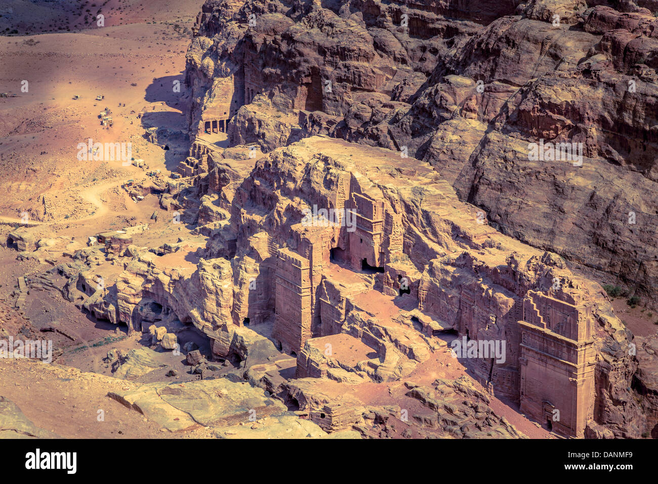 Alte Gräber geschnitzt in den Felsen in Petra, Jordanien Stockfoto