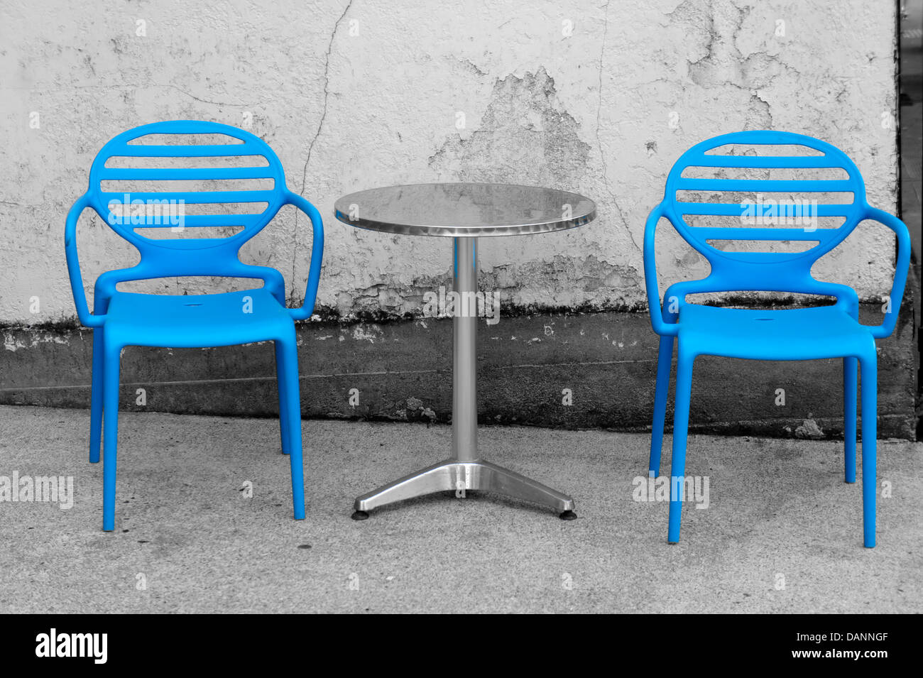 Selektive Farbe schwarz / weiß Bild von blue Café Stühle Stockfoto