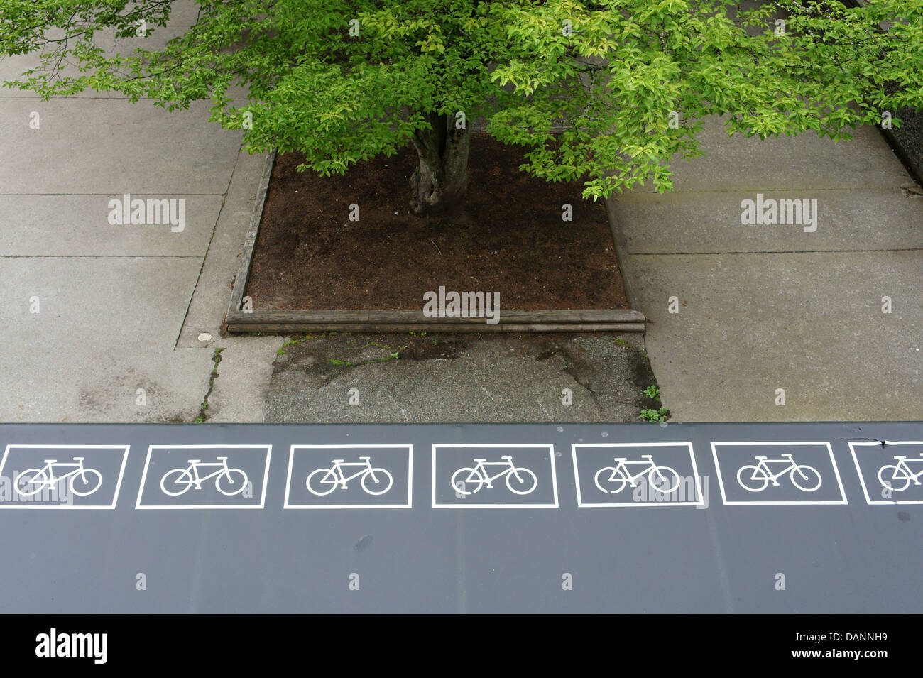 Fahrräder Symbole auf dem Dach eines Fahrradschuppen in Vancouver, BC, Kanada lackiert Stockfoto