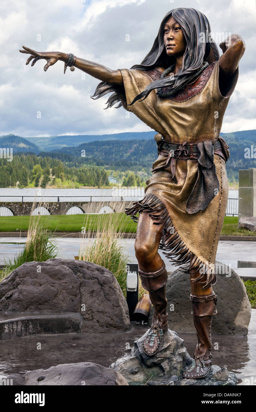 Bronzestatue des Sacajawea befindet sich in der Cascade Locks Marina, Columbia River Gorge, Oregon Stockfoto