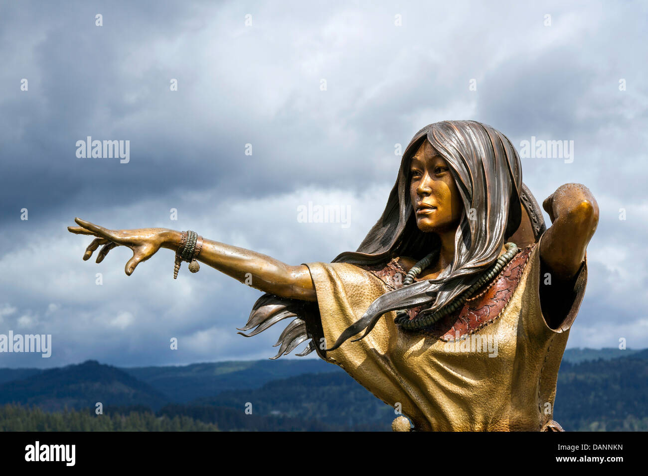 Bronzestatue des Sacajawea befindet sich in der Cascade Locks Marina, Columbia River Gorge, Oregon Stockfoto