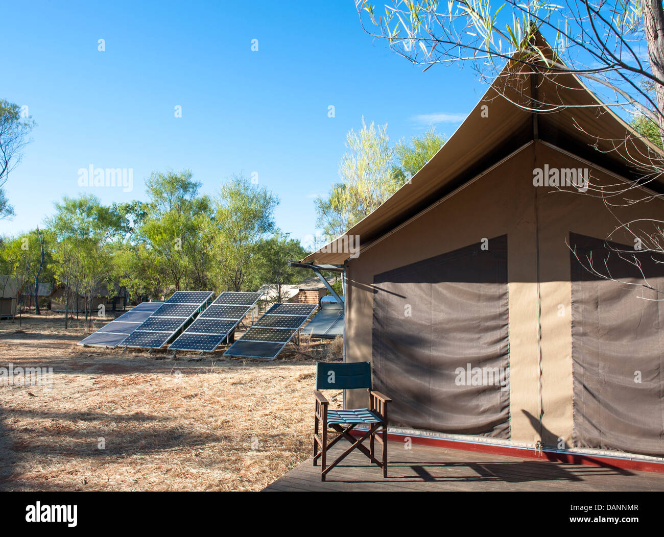 Solarzellen erzeugen sauberen Strom für die Safari-Zelte von ATP Wildniscamp im Nationalpark Bungle Bungle (Purnululu) Stockfoto