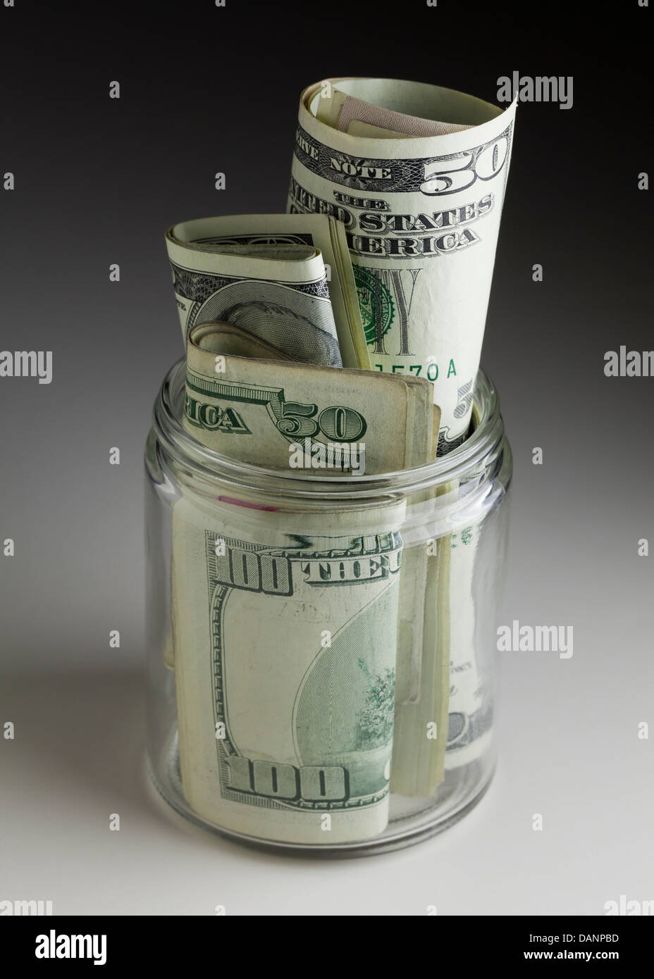 Geld in kleinen Glas gefüllt Stockfoto