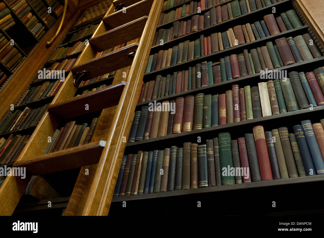 Oldtimer Bücher auf den Regalen in Bibliothek - USA Stockfoto