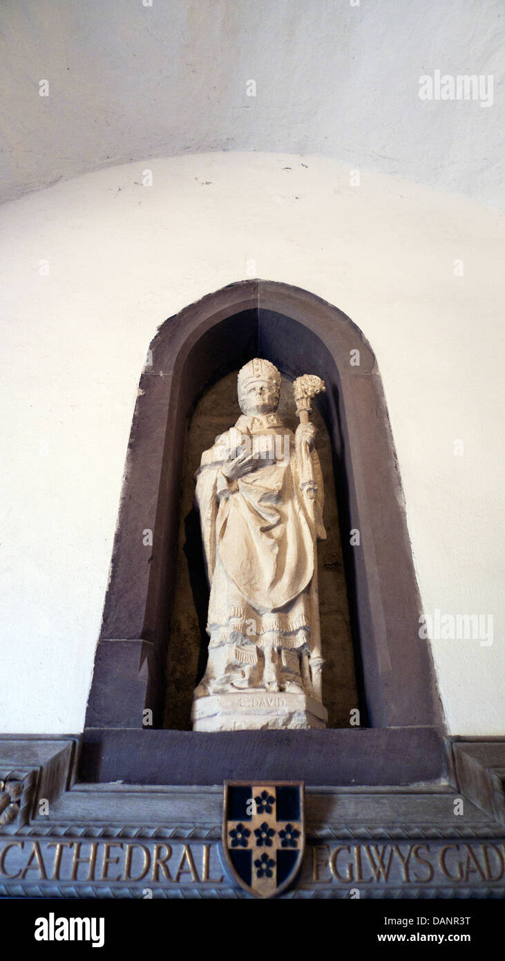 Statue von St. David in St David's Cathedral Pembrokeshire Wales UK KATHY DEWITT Stockfoto