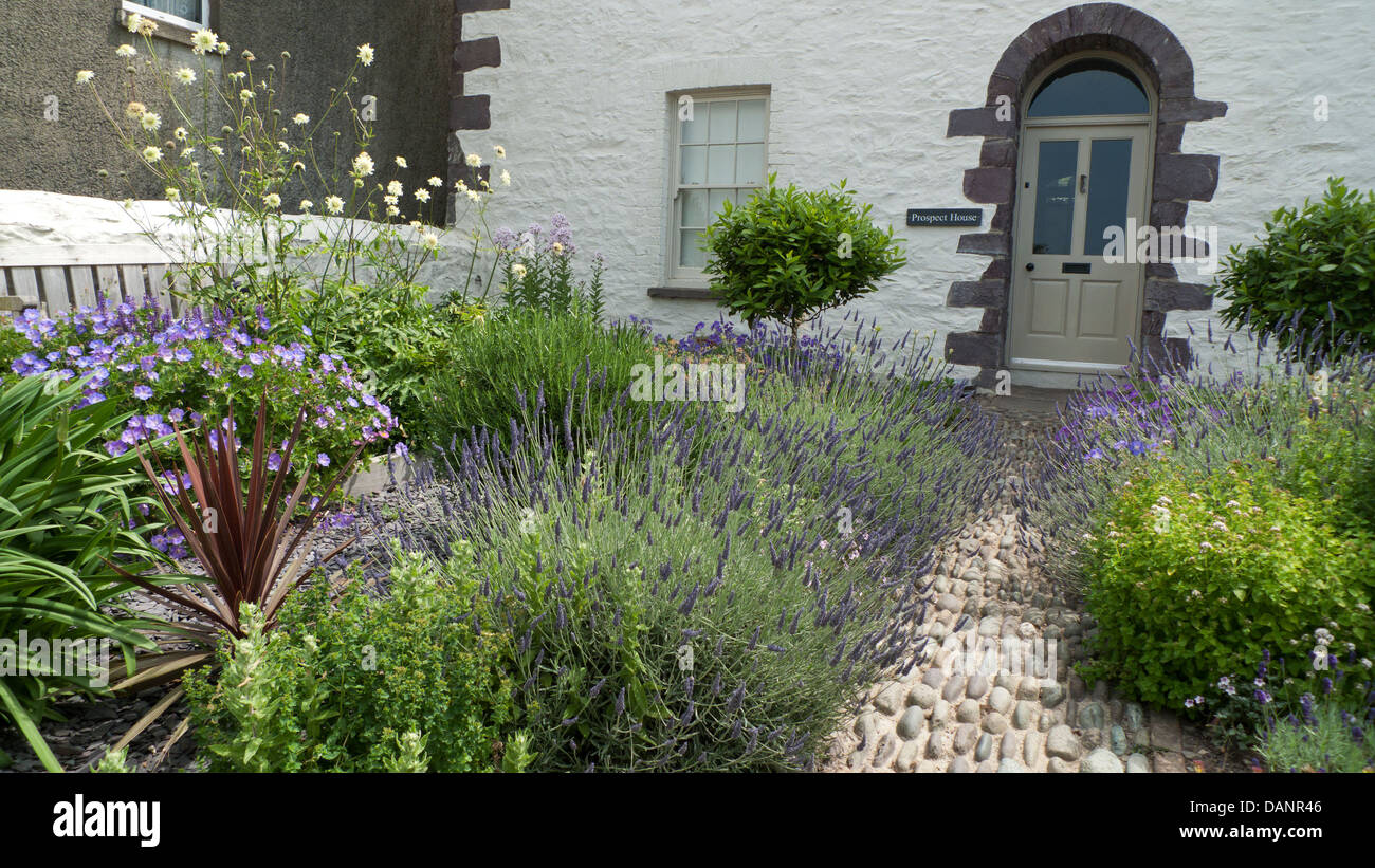 Ein schönes Haus und mit Blumen lila Lavendel, Geranien