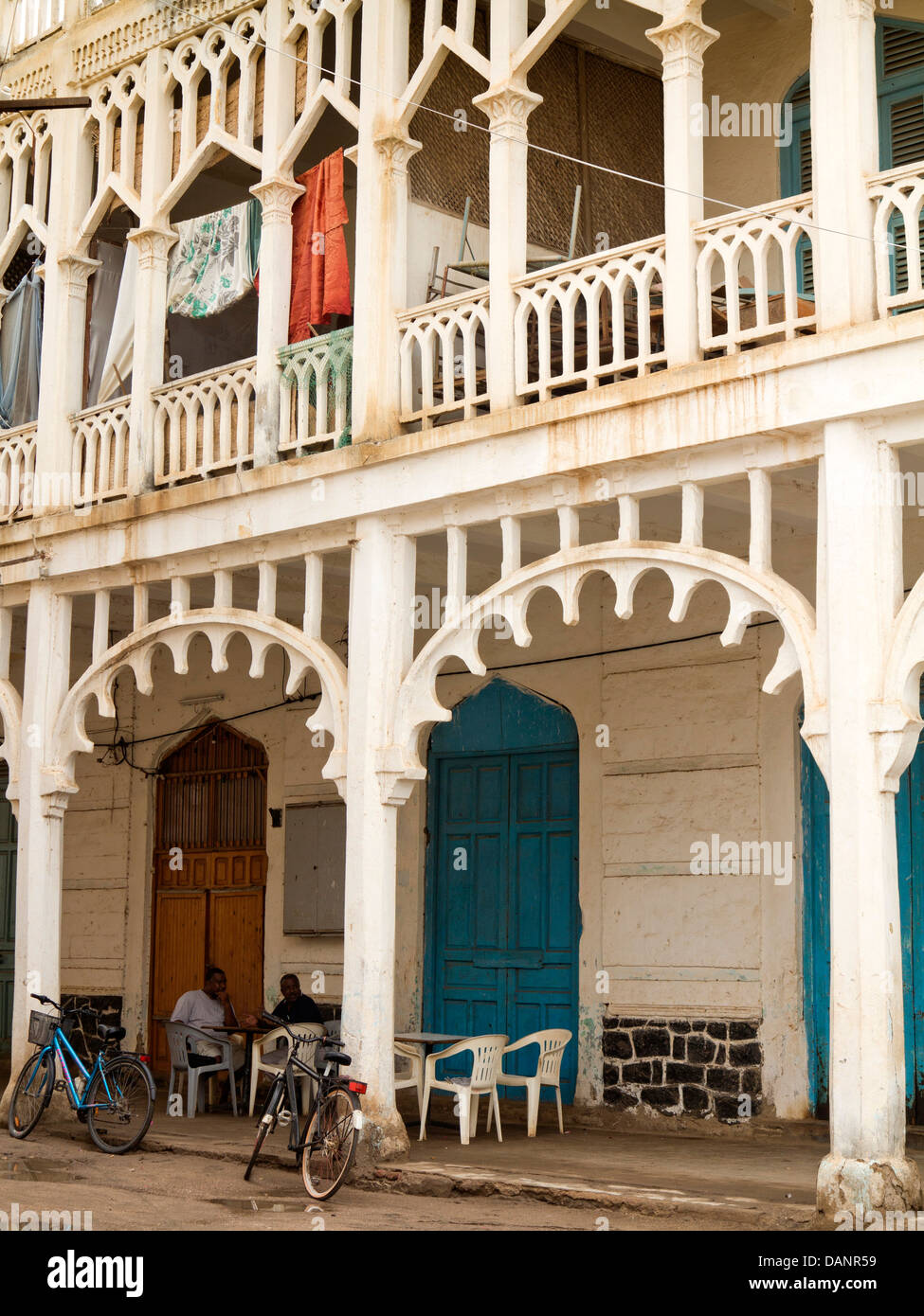 Afrika, Eritrea, Massawa, Old Town, osmanische Architekturgebäude, schattigen verzierte Kolonnade und Balkone Stockfoto