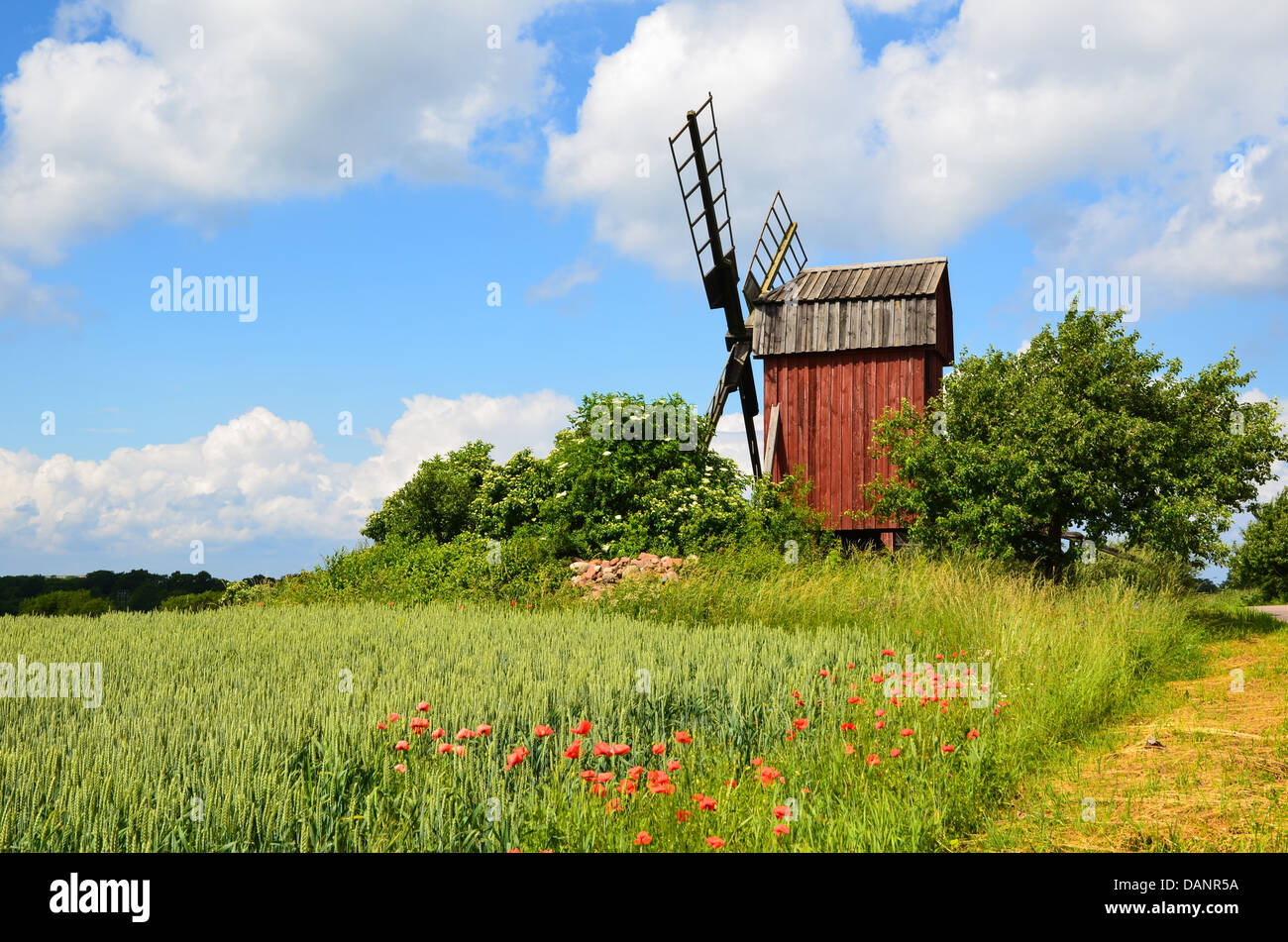 Rote alte Windmühle-Symbol für die Insel Öland in Schweden Stockfoto