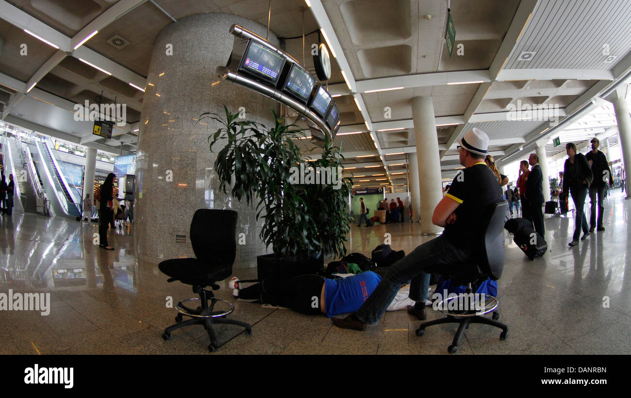 Passagier wartet auf seinen Flug am Flughafen von Palma de Mallorca, Spanien Stockfoto