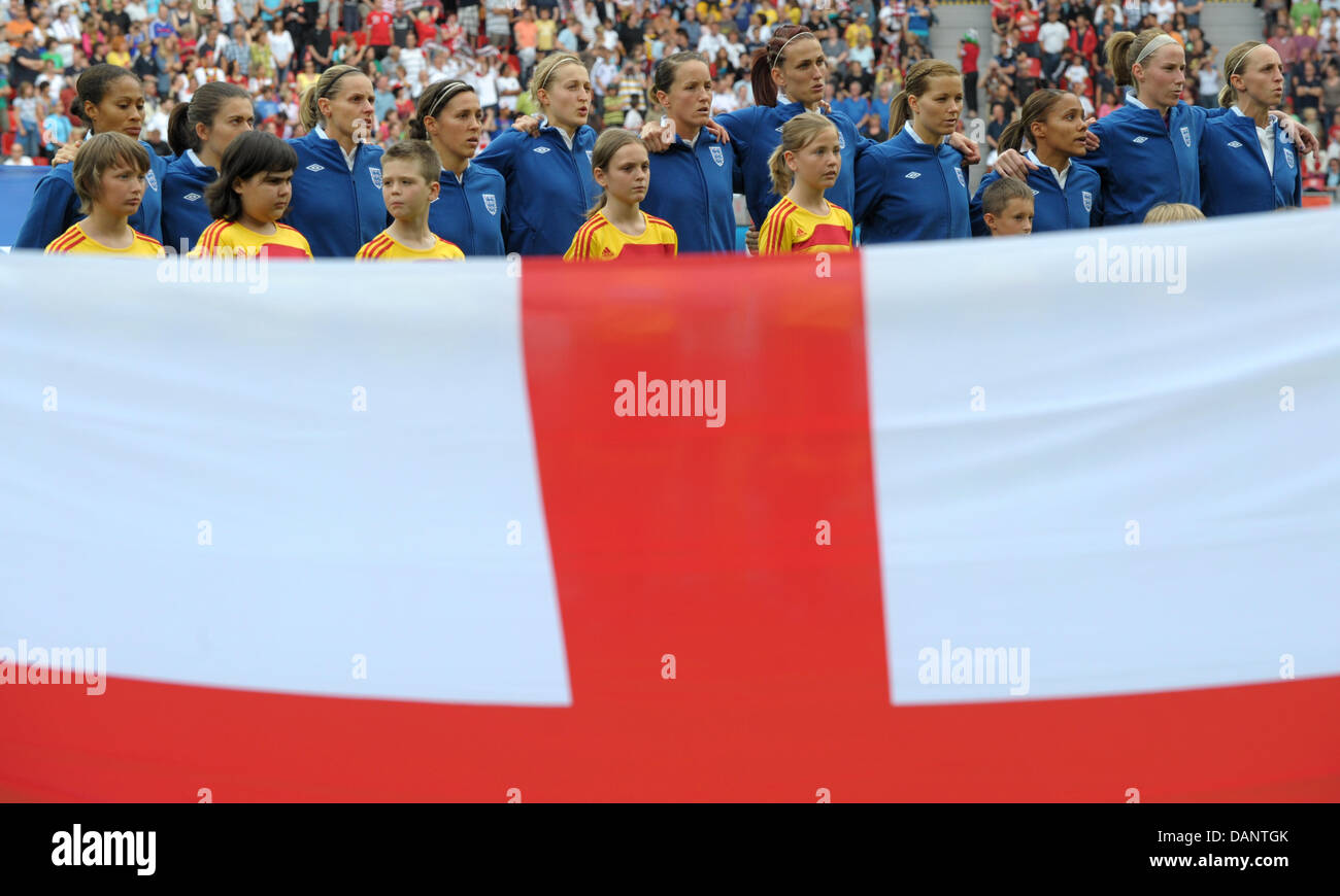 Das englische Team während der Nationalhymne vor der Viertelfinal-Fußball Spiel der FIFA Frauen WM zwischen England und Frankreich bei der FIFA WM-Stadion in Leverkusen, Deutschland 9. Juli 2011. Foto: Federico Gambarini Dpa/Lnw +++(c) Dpa - Bildfunk +++ Stockfoto