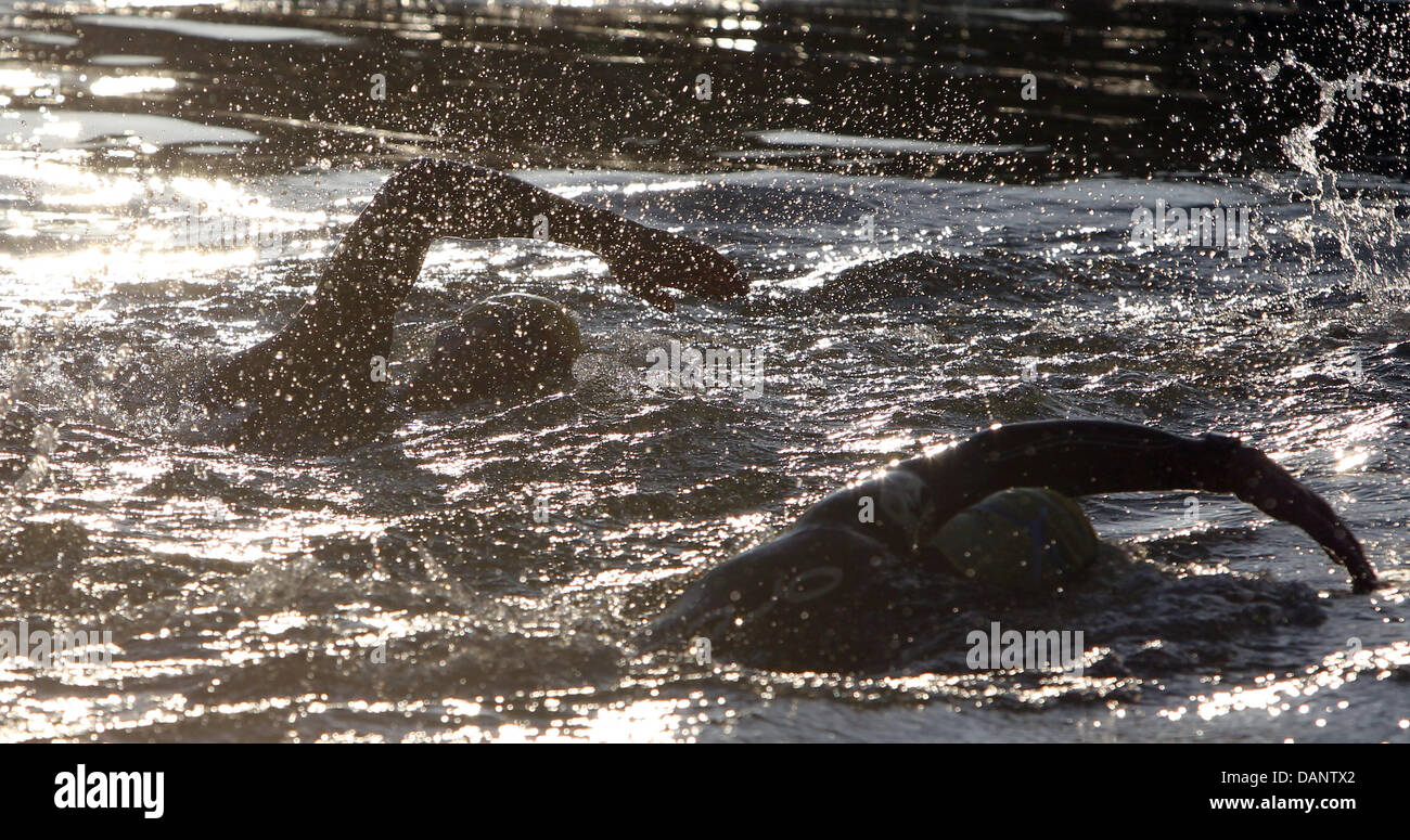 Triathleten schwimmen während der 10. Ironman in Roth, Deutschland, 10. Juli 2011. Die Teilnehmer müssen für den Ironman schwimmen 3,8 km, Zyklus 180 km und laufen 42.195 km Foto: Daniel Karmann Stockfoto