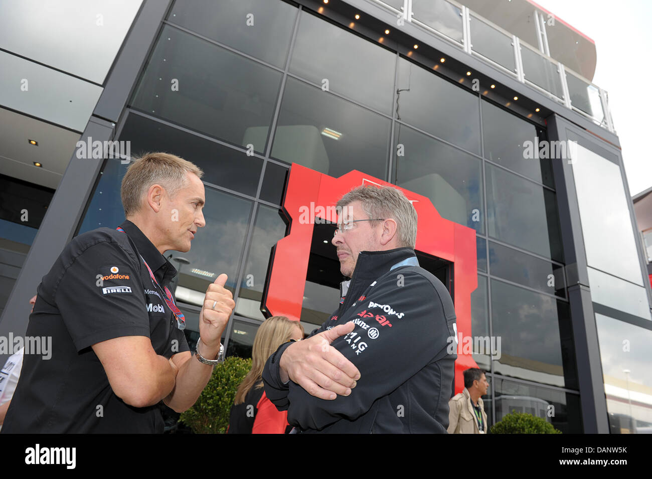 Der britische Teamchef von McLaren-Mercedes, Martin Whitmarsh (L) und das britische Team-Manager von Mercedes GP, Ross Brawn, unterhalten Sie sich im Fahrerlager an der Rennstrecke von Silverstone in Northamptonshire, Großbritannien, 10. Juli 2011. Die Formula One Grand Prix von Großbritannien ist Runde neun von 19 Rennen im Jahr 2011. Foto: David Ebener Stockfoto