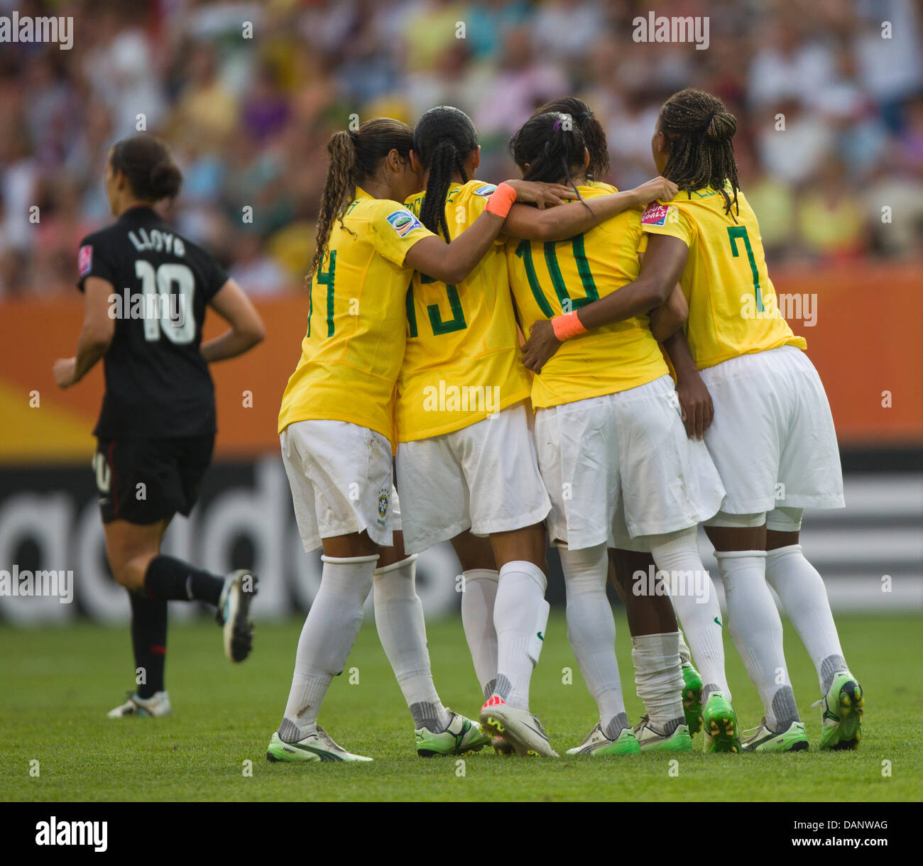 Spieler von Brasilien feiern den 1: 1-Equalizer für Brasilien während der Viertelfinal-Fußballspiel der FIFA Frauen Weltmeisterschaft zwischen Brasilien und den USA an das Rudolf-Harbig-Stadion in Dresden, Deutschland, 10. Juli 2011. Foto: Hannibal dpa Stockfoto