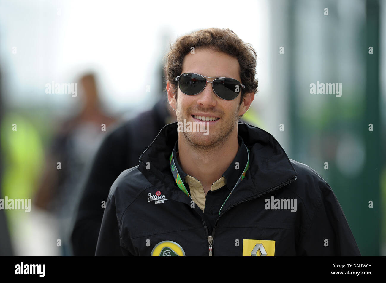 Brasilianischer Formel-1-Testdriver Bruno Senna von Lotus Renault kommt das Fahrerlager an der Rennstrecke von Silverstone in Northamptonshire, Großbritannien, 8. Juli 2011. Die Formula One Grand Prix von Großbritannien stattfinden am 10. Juli 2011. Foto: David Ebener dpa Stockfoto