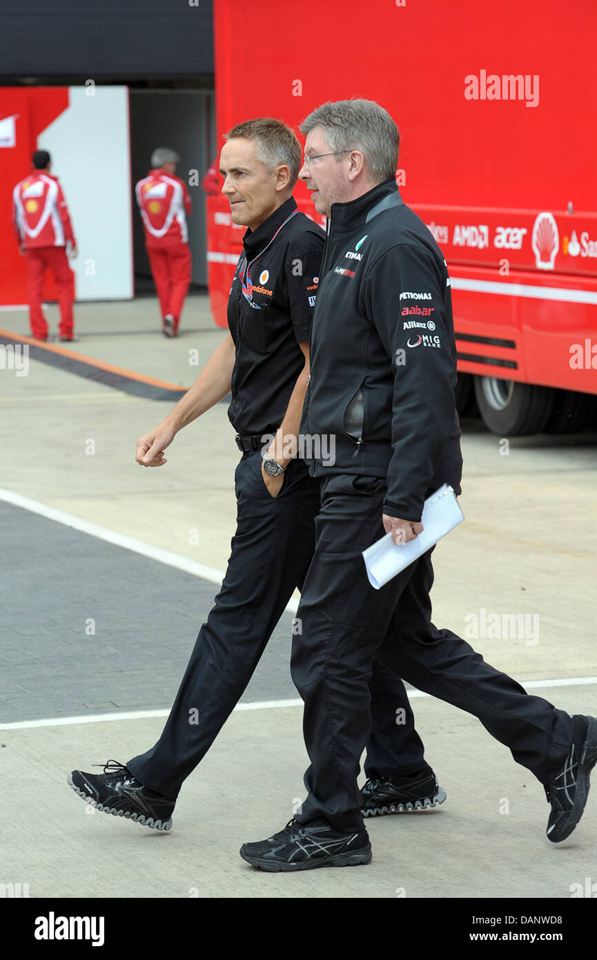 Der Teamchef von McLaren-Mercedes, britische Martin Whitmarsh (L) und der Team-Manager von Mercedes GP, britische Ross Brawn, Spaziergang durch das Fahrerlager an der Rennstrecke von Silverstone in Northamptonshire, Großbritannien, 10. Juli 2011. Die Formula One Grand Prix von Großbritannien ist Runde neun von 19 Rennen im Jahr 2011. Foto: David Ebener dpa Stockfoto