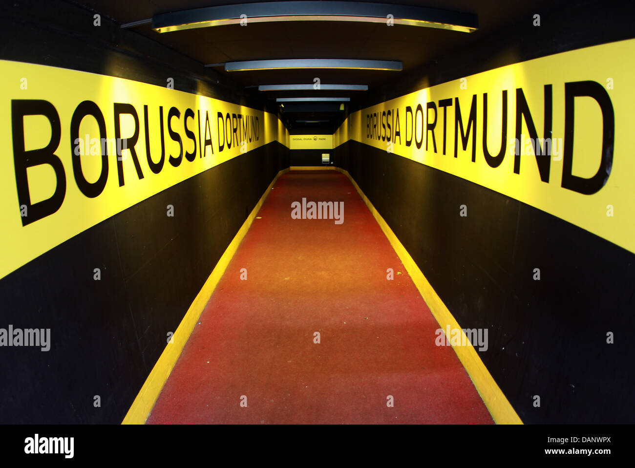 "Borussia Dortmund" ist auf beiden Seiten des Tunnels im Signal Iduna