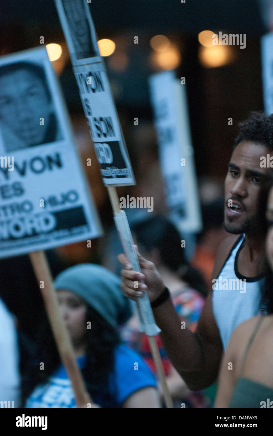 Los Angeles, Kalifornien, USA. 16. Juli 2013. Demonstranten marschieren durch die Innenstadt von Los Angeles gegen George Zimmerman Urteil, Los Angeles, CA, USA Kredit auszusprechen: Ross Weg/Alamy Live News Stockfoto