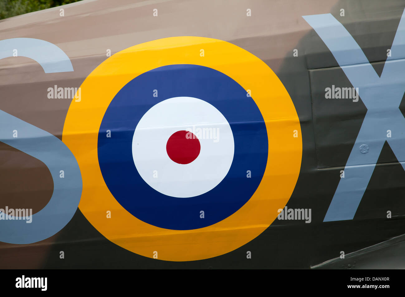 Replik der Supermarine Spitfire MK 1 bei Battle Of Britain Memorial in Folkestone, Body Artwork - Kent - UK Stockfoto