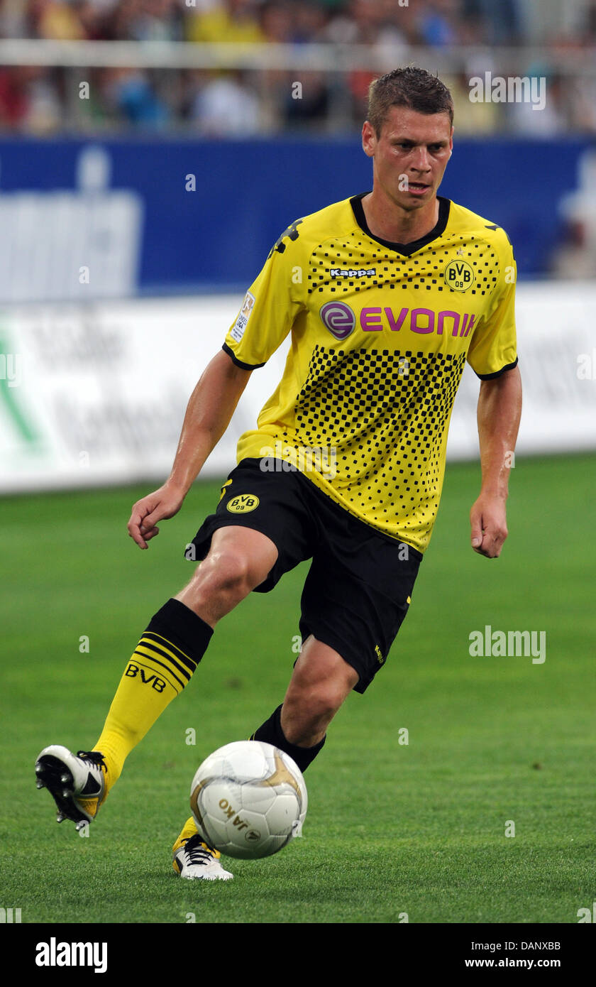 Dortmunds Lukasz Piszczek spielt den Ball während der Fußball-Testspiel FC St. Gallen Vs Borussia Dortmund in der AFG Arena in St. Gallen, Schweiz, 12. Juli 2011. Foto: Patrick Seeger Stockfoto