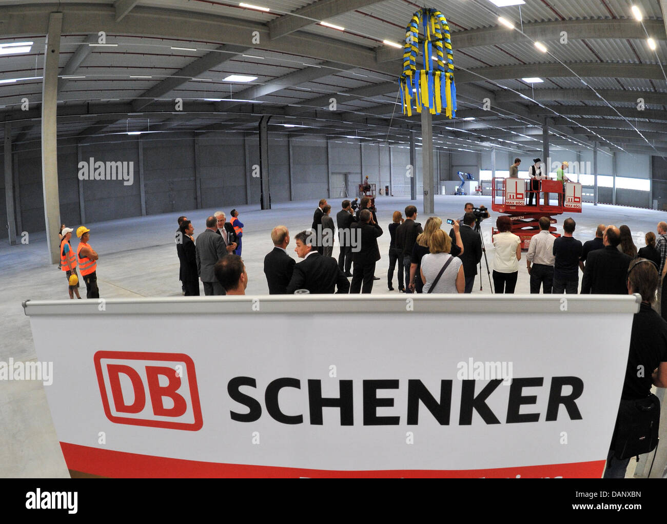 Das Richtfest Corona wird am neuen Standort des Deutsche Bahn-Tochter Schenker in Leipzig, Deutschland, 13. Juli 2011 nach oben gelegt. Der neue Standort wird 600 neue Arbeitsplätze entstehen. Foto: Hendrik Schmidt Stockfoto