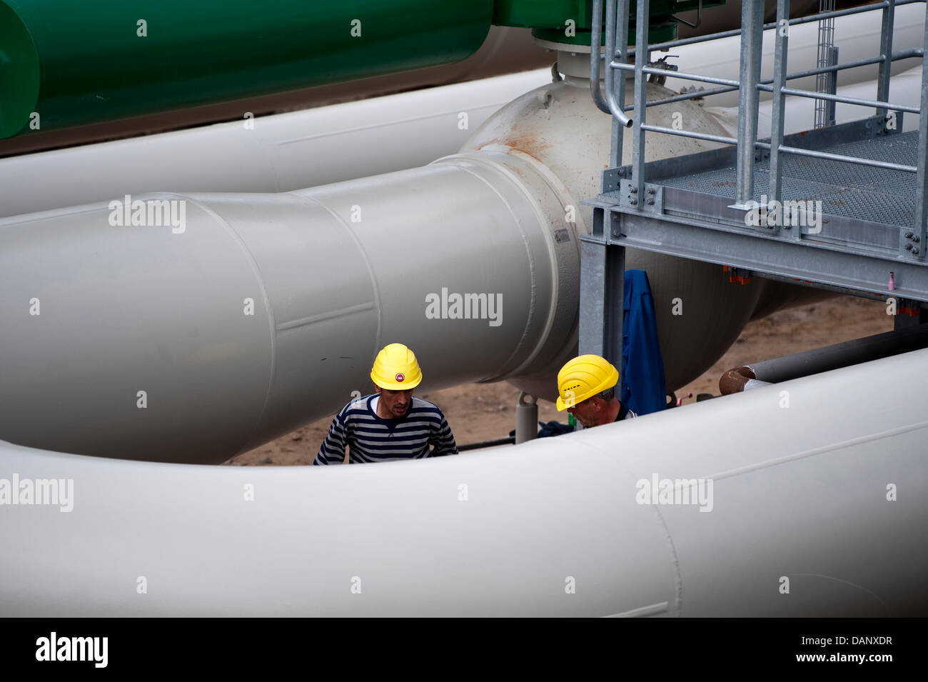 Mitarbeiter Fuß zwischen zwei Linien des Pipeling an der OPAL-Tankstelle-Kompressor in Beruth, Deutschland, 13. Juli 2011. Nach fast zwei Jahren, die 470 Kilometer lange und rund 1 Milliarde Euro soll teure OPAL-Pipeline Anfang Oktober online gehen. Es läuft von Lubmin in Norddeutschland bis Olbernhau im Osten Deutschlands an der Grenze der Tschechischen Republik. Foto: ROBERT SCHL Stockfoto