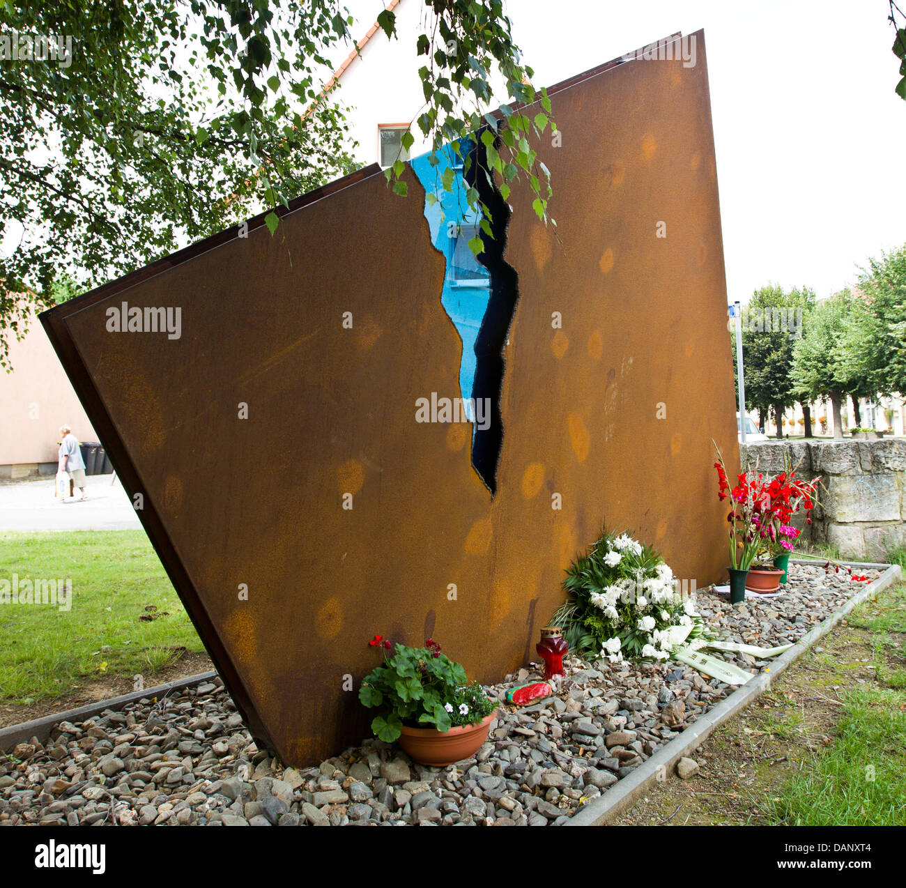 Das Denkmal Fur Die Opfer Die Katastrophe Erdrutsch In Nachterstedt Deutschland Erinnert Sich 13 Juli 11 Fast Zwei Jahren Am 18 Juli 09 Drei Hauser Eingesturzt In Concordia See Ein Gefluteter Ehemaligen