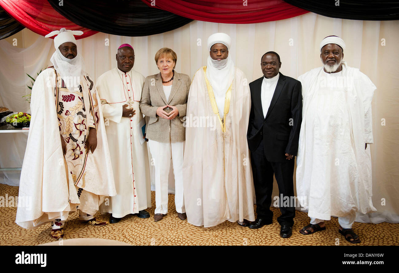 Bundeskanzlerin Angela Merkel (2. bis L) trifft Vertreter Nigerias größte religiöser Gruppen, Emir von Wase (L-R), Muhammadu Sambo Haruna, Erzbischof von Jos, Ignatius Kaigama, Sultan von Sokoto, Muhammed Sa'adu Abubakar, Pastor Matthew Hassan Kukah Imam Musa Muhammad, in Abuja, Nigeria, 14. Juli 2011 von National Moschee Sheikh. Die Popultaion ist die Hälfte Muslime und Stockfoto