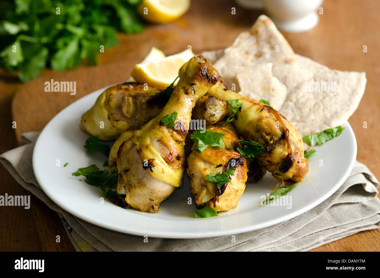 Hähnchen-Drumsticks mit Kümmel Stockfoto