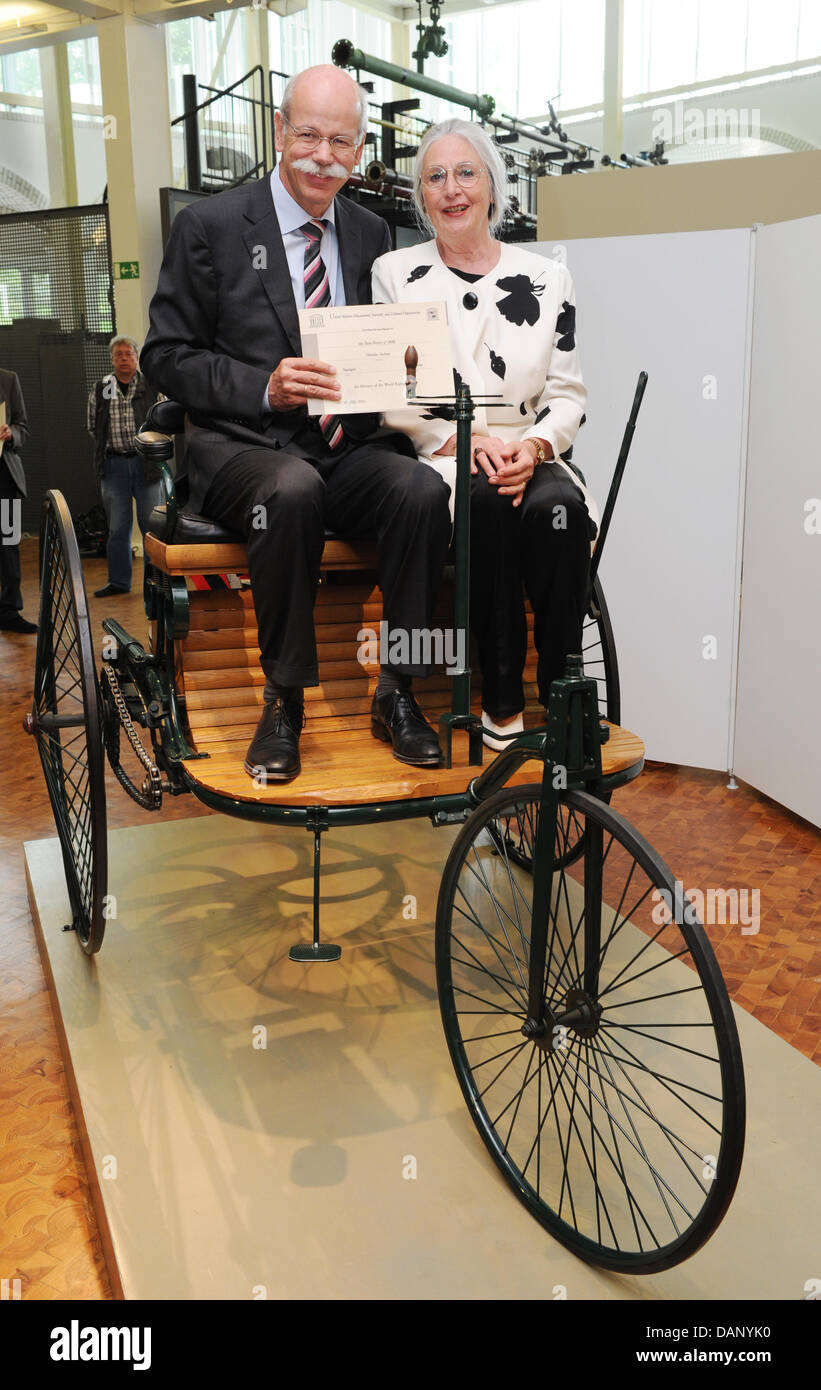 Dieter Zetsche (l), Leiter des Vorstands der Daimler AG, sitzt zusammen mit der Urenkel von Carl Benz, Jutta Benz, auf eine Reproduktion des Benz patent Motorwagen von 1886 im Landesmuseum für Technik und Arbeit in Mannheim, Deutschland, 15. Juli 2011. Die Patentschrift für das Gas-Kraftfahrzeug wurde in das Register des UNESCO-Weltkulturerbes aufgenommen. Foto: Uli Deck Stockfoto