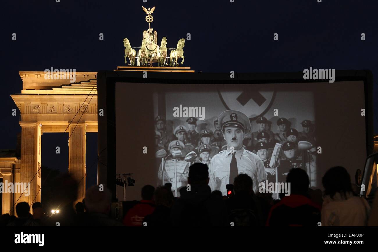 Menschen besuchen dem Screening von Chaplins "Den große Diktator" am Brandenburger Tor in Berlin, Deutschland, 15. Juni 2011. Das Stummfilm-Festival 'Chaplin komplette' eröffnet mit dem Screening auf das Wahrzeichen der Stadt. Foto: Wolfgang Kumm Stockfoto