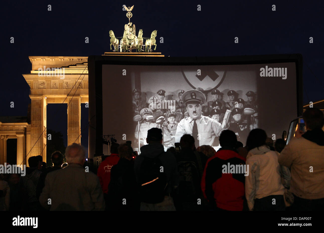 Menschen besuchen dem Screening von Chaplins "Den großen Diktator" am Brandenburger Tor in Berlin, Deutschland, 15. Juni 2011. Das Stummfilm-Festival 'Chaplin komplette' eröffnet mit dem Screening auf das Wahrzeichen der Stadt. Foto: Wolfgang Kumm Stockfoto
