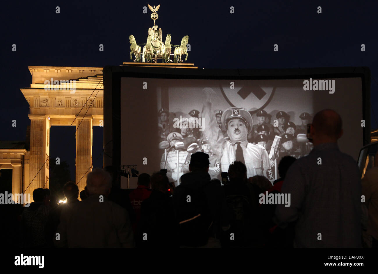 Menschen besuchen dem Screening von Chaplins "Den großen Diktator" am Brandenburger Tor in Berlin, Deutschland, 15. Juni 2011. Das Stummfilm-Festival 'Chaplin komplette' eröffnet mit dem Screening auf das Wahrzeichen der Stadt. Foto: Wolfgang Kumm Stockfoto