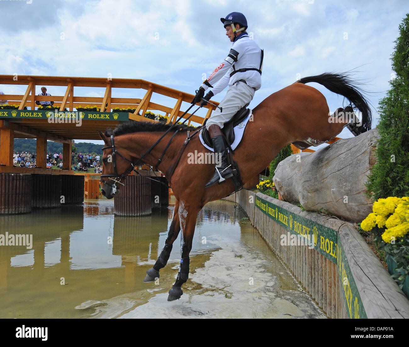 Britische Eventing Reiter William Fox-Pitt springt über ein natürliches Hindernis mit seinem Pferd Neuf des Coeurs während dem Boden testen in Aachen, Deutschland, 16. Juli 2011. Er gewann den dritten Platz. Foto: Uwe Anspach Stockfoto