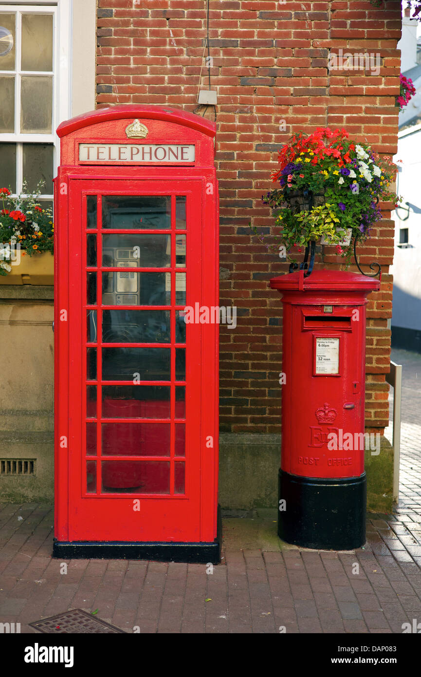 Telefon und Briefkasten zusammen, Sidmouth, Devon Stockfoto