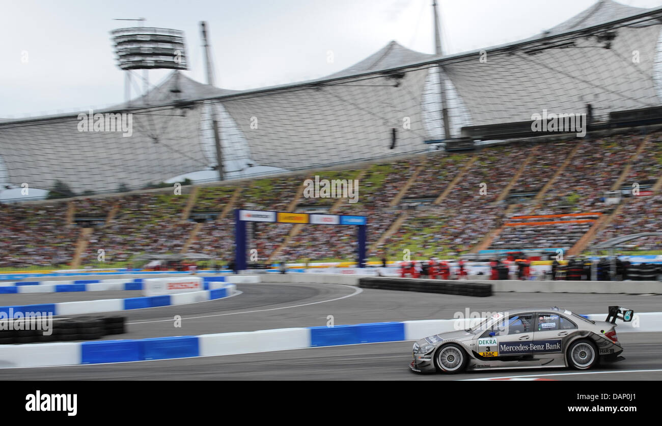 Deutsche Tourenwagen Masters (DTM) Fahrer Bruno Spengler aus Kanada Rennen während einer Show-Event im Olympiastadion in München, 17. Juli 2011. In diesem Fall kann nicht Audi und Mercedes Rennen gegen einander, aber WM-Punkte gesammelt werden. Foto: Marc Müller Stockfoto