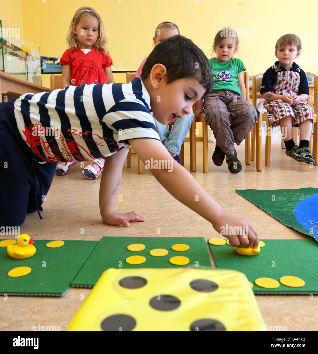 Kinder des AWO Kindergartens 'Kaethe Kollwitz' machen erste Erfahrungen mit Zahlen in Ilmenau, Deutschland, 14. Juli 2011. Zusätzliche Lernmöglichkeiten in Naturwissenschaften oder Fremdsprachen werden in vielen Gärtnereien angeboten.  Foto: Michael Reichel Stockfoto