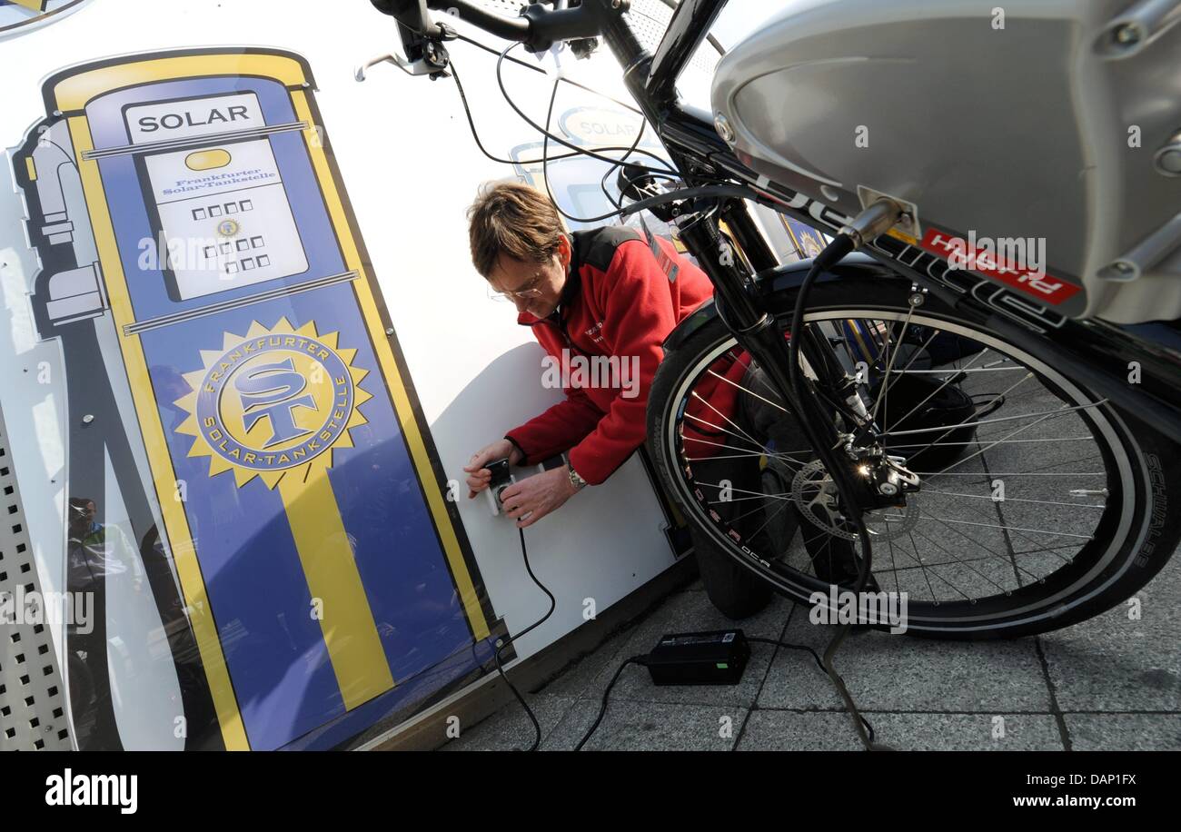 Werner Schneider veranschaulicht, wie eine solar-Ladestation für e-Bikes  (Elektrofahrräder) in Frankfurt Main, Deutschland, 30. März 2009. Jedes  zehnte Fahrrad in Deutschland wird elektrisch angetrieben durch Strom aus  erneuerbaren Energien - das ist